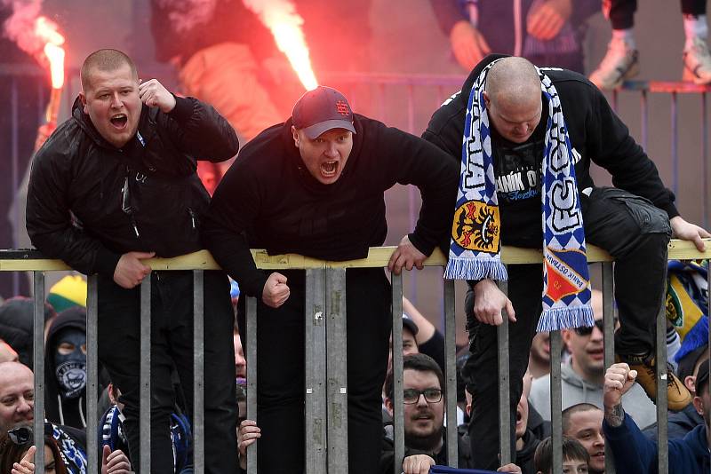 Fanoušci Baníku u plotu Androva stadionu v derby olomoucké Sigmy s Ostravou, sobota 24. dubna 2021
