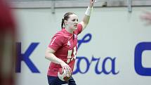 Olomoucké házenkářky (v černém) porazily v prvním utkání série o bronz Porubu 26:21. Barbora Mýlková