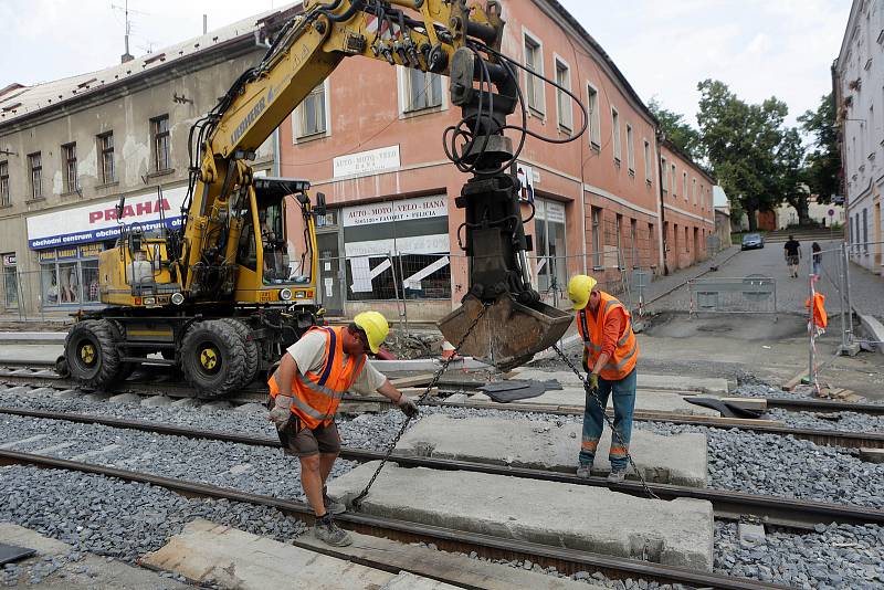 Rekonstruovaná ulice 1.máje v Olomouci se třese - na kolejích řádí podbíječka