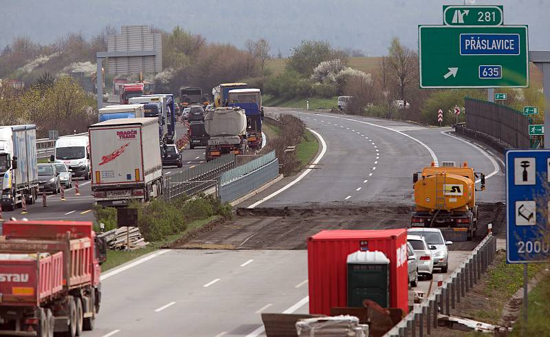 Do konce května nenajedou řidiči na D35 od Přáslavic.