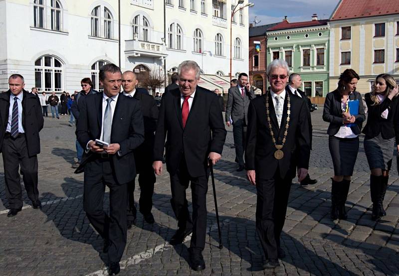 Prezident Zeman na litovelském náměstí. Vpravo starosta Litovle Zdeněk Potužák 