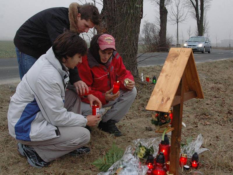 Lidé přinášejí svíčky k místu tragické havárie pod Svatým Kopečkem. 