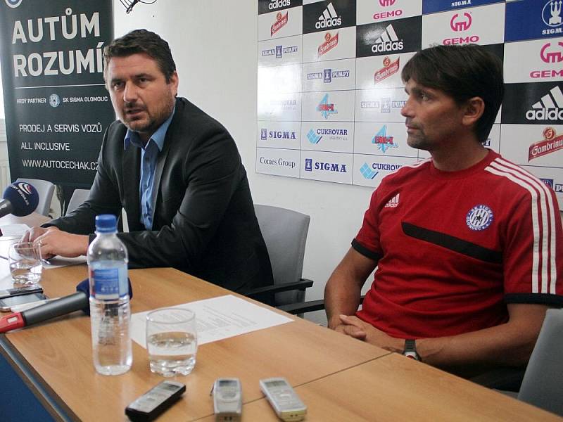 Zdeněk Psotka a Martin Kotůlek na tiskové konferenci fotbalové Sigmy před startem sezony