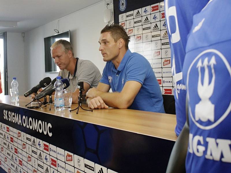 Klub SK Sigma Olomouc pořádal tiskovou konferenci před začátkem sezony. Václav Jílek, trenér Sigmy (vlevo), Miloš Buchta, kapitán (vpravo)