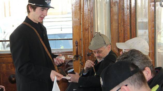 V historické tramvaji v Olomouci se před sobotní soutěží dýmkařů hojně kouřily doutníky