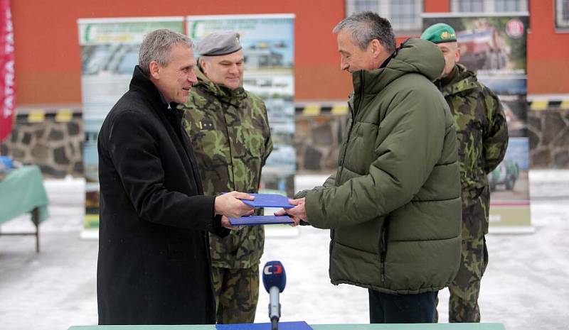 Ministr obrany Martin Stropnický. Armáda převzala na základně ve Štěpánově 26 nových vozů Tatra-810