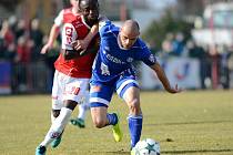 Joel Ngandu Kayamba (vlevo) a Michal Vepřek. Pardubice - Sigma Olomouc