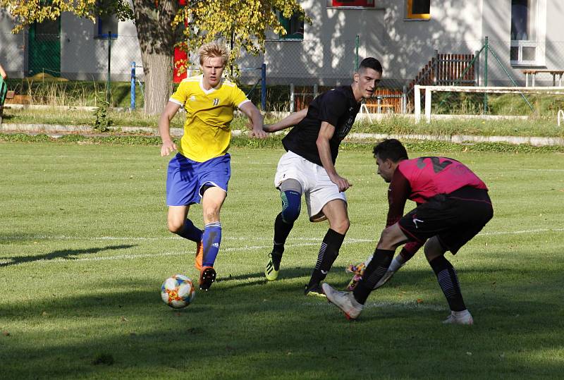 Fotbalisté Zábřehu (v černém) zvítězili v Bohuňovicích 4:3.