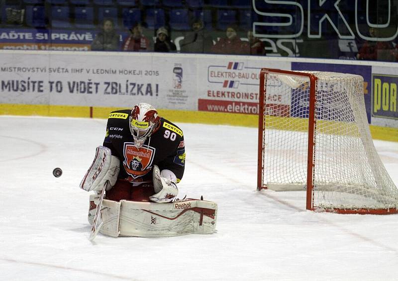 HC Olomouc (v bílém) proti Hradci Králové