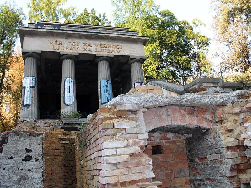 U opravovaného olomouckého mauzolea, kde jsou uloženy ostatky jihoslovanských vojáků, se v úterý odpoledne přišli podívat i velvyslanci Chorvatska, Makedonie, Srbska, Bosny a Hercegoviny a náměstkyně velvyslance Slovinska.