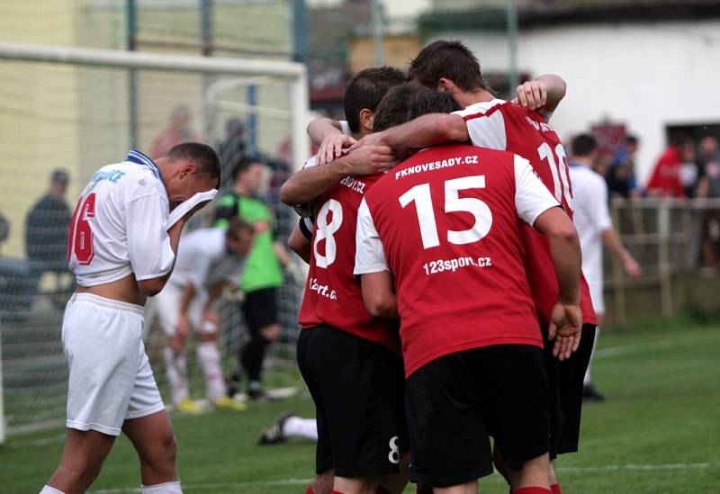 Fotbalisté Nových Sadů (v červeném) vs. Kralice na Hané