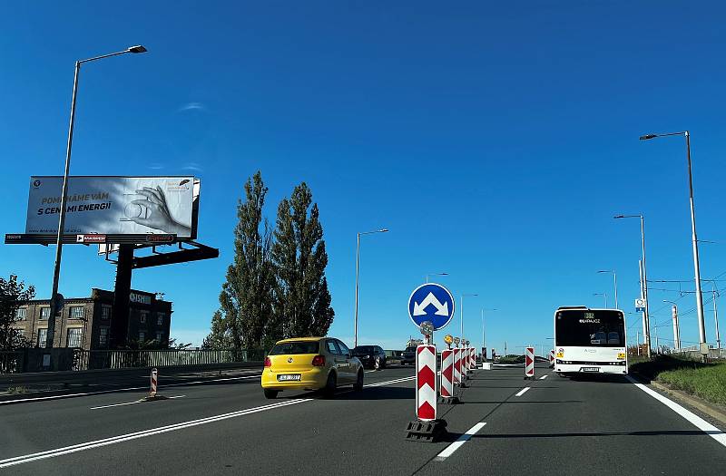 Začíná oprava na olomoucké estakádě. Uzavřené sjezdy či výjezdy nahradila obousměrná objížďka, která vede ulicemi Jeremenkova, Kosmonautů a Wittgensteinova, 9. října 2022