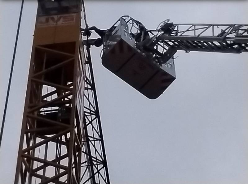 Hasiči v Olomouci zachraňovali jeřábníka, který omdlel v kabině stroje ve výšce 20 metrů nad zemí