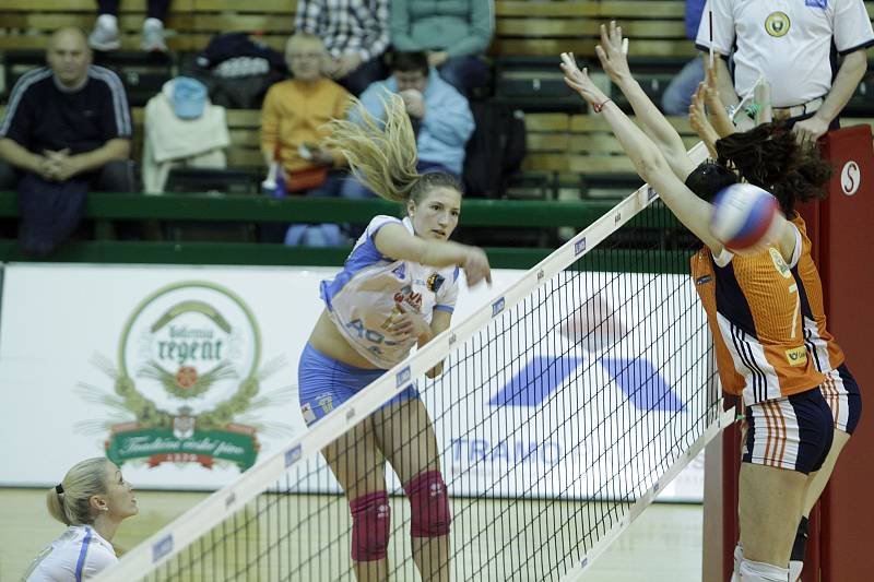 Olomoucké volejbalistky (v oranžovém) podlehly Prostějovu 0:3 Laura Emontsová