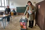 Jedna z posledních voliček. Monika Matherová hlasovala v Olomouci v13.58.