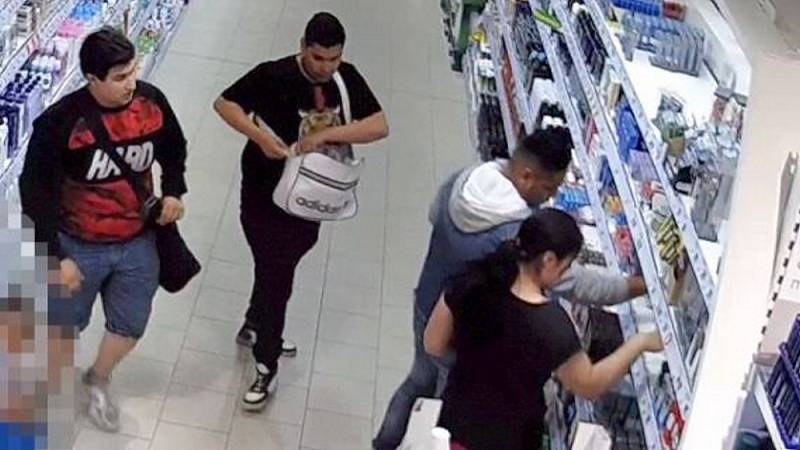 Parta zlodějů, která kradla drogistické zboží ve šternberském supermarketu 7.7.2019