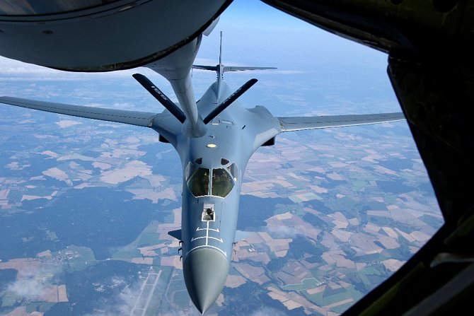 V rámci Ample Strike 2017 procvičovali piloti tankování za letu. Americký tanker KC-135 ve čtvrtek nad Českou republikou doplňoval palivem strategické bombardéry B-1. Schopnost tankování za letu mají i české gripeny. V průběhu cvičení Ample Strike se usku