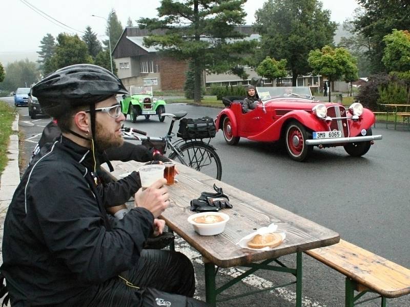 Bílý kámen - 1. září 2012: Bílého kamene se kromě nadšenců z řad cyklistů i pěších letos poprvé zúčastnily i historické vozy. Kvůli špatnému počasí jich vojenským areálem projela pouze hrstka.