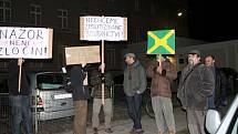 Demonstrace na podporu Romana Smetany před olomouckou věznicí