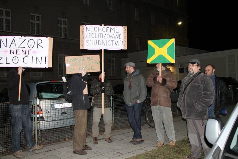 Demonstrace na podporu Romana Smetany před olomouckou věznicí