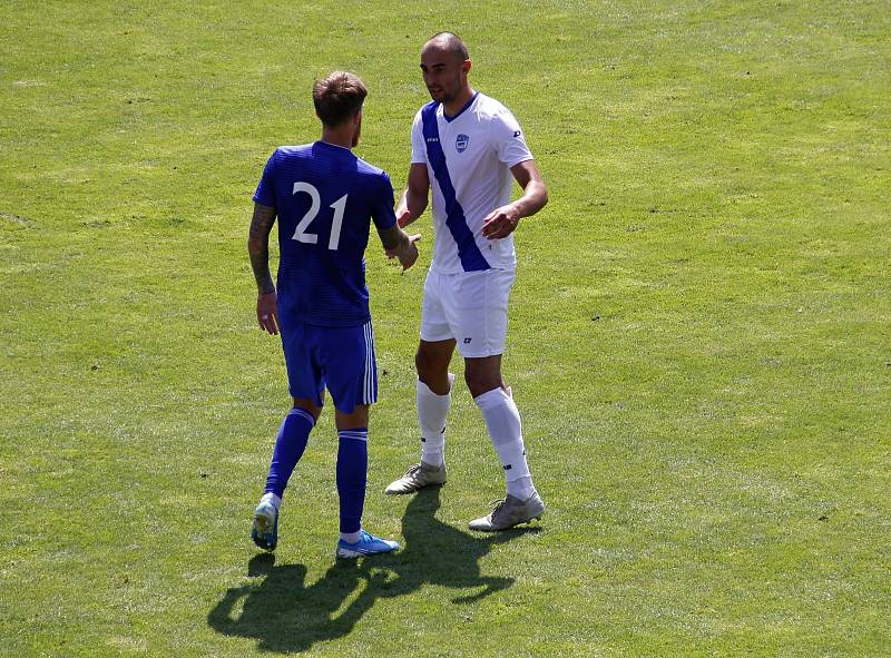 Fotbalisté Sigmy B (v modrém) prohráli s Frýdkem-Místkem 0:2.