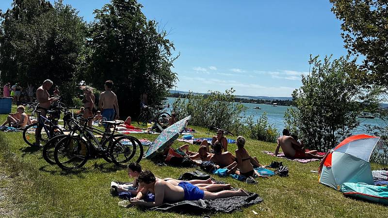 Na pískovně Náklo pátrají policisté a hasiči po muži, který zmizel pod hladinou. Na místo odpoledne dorazili i policejní potápěči. 19.6. 2022