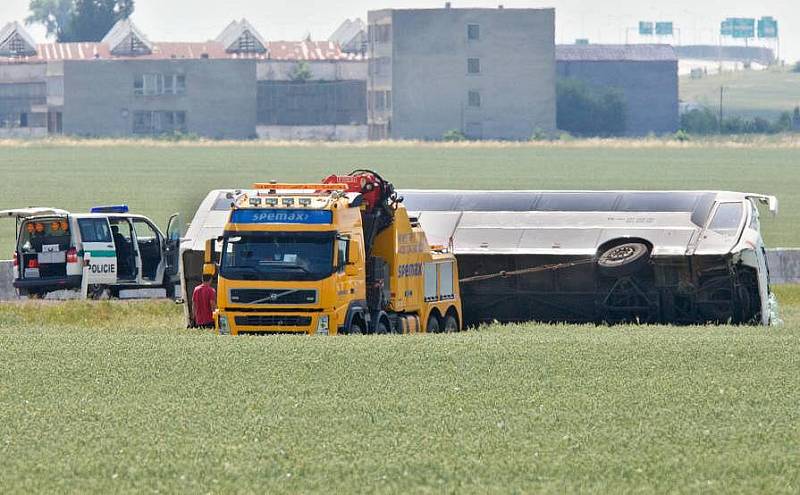 Vyprošťování havarovaného autobusu na obchvatu Olomouce