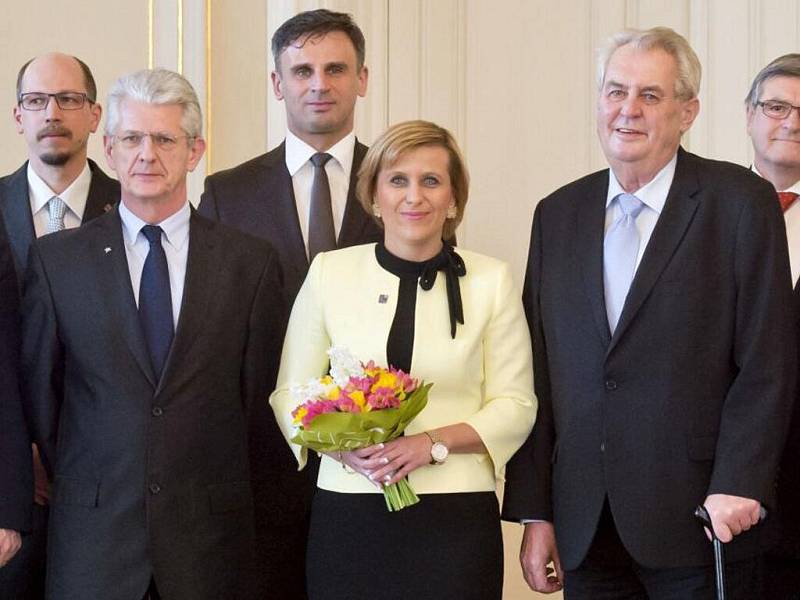 V popředí: prezident Miloš Zeman (vpravo), olomoucký hejtman Oto Košta (vlevo) a předsedkyně asociace krajů Jana Vildumetzová