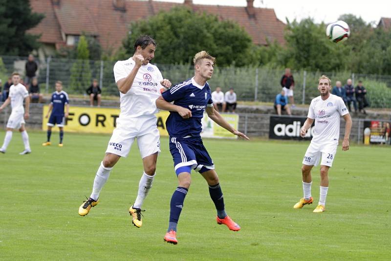 Fotbalisté Uničova (v modrém) podlehli ve druhém kole českého poháru 1:3 prvoligovému Slovácku