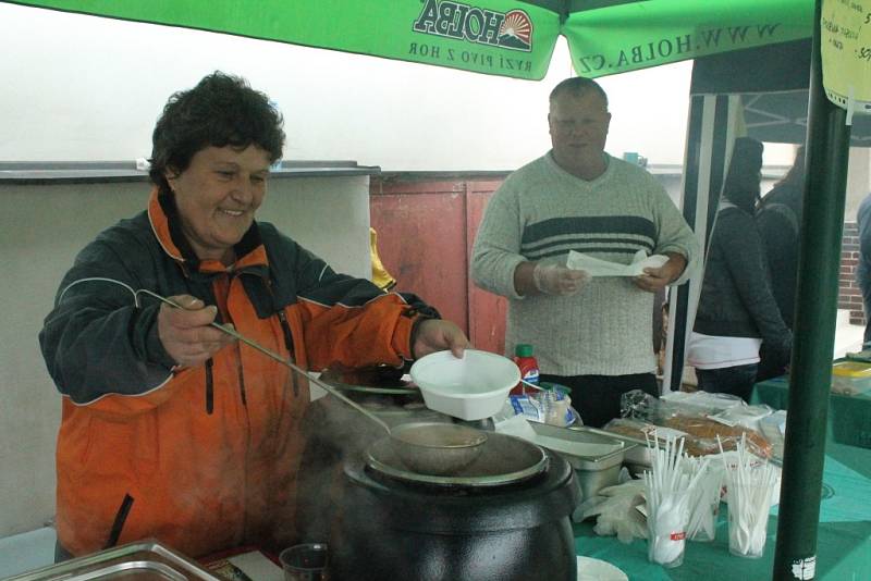 Bílý kámen - 1. září 2012: Na účastníky Bílého kamene čekalo v nepříliš vyvedeném počasí i několik zastávek s občerstvením. Zahřát se gulášem, čajem či jiným občerstvením mohli třeba na náměstí v Městě Libavá.