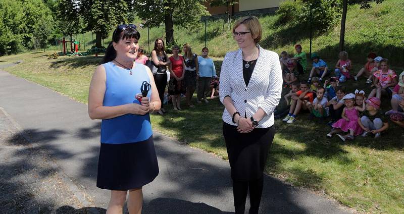 Otevření hřiště v Bystročicích se zúčastnila i ministryně pro místní rozvoj Karla Šlechtová.