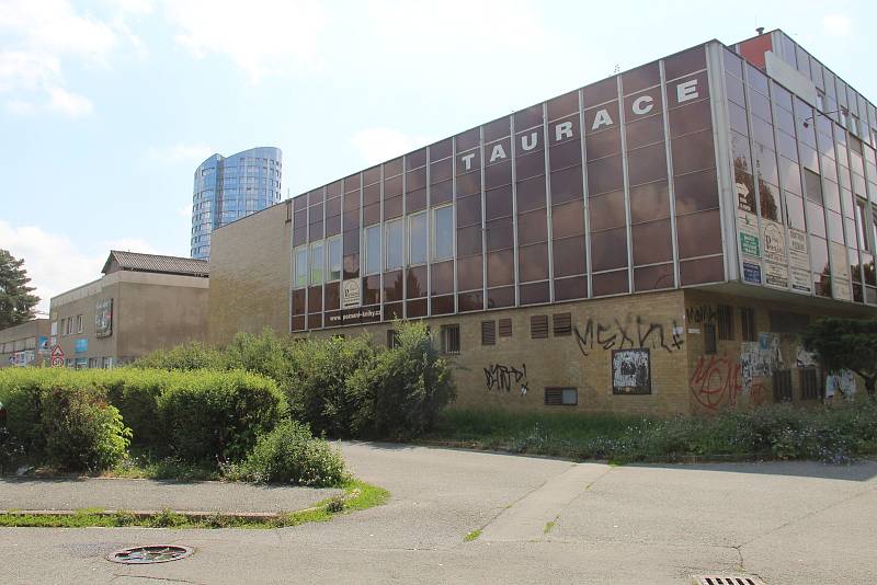 Budova bývalé diskotéky Envelopa před demolicí v srpnu 2021