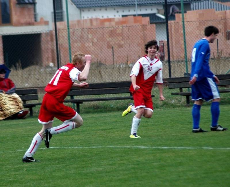 Fotbalisté Litovle (v modrém) remizovali v zápase 20. kola krajského přeboru v Hněvotíně 1:1.