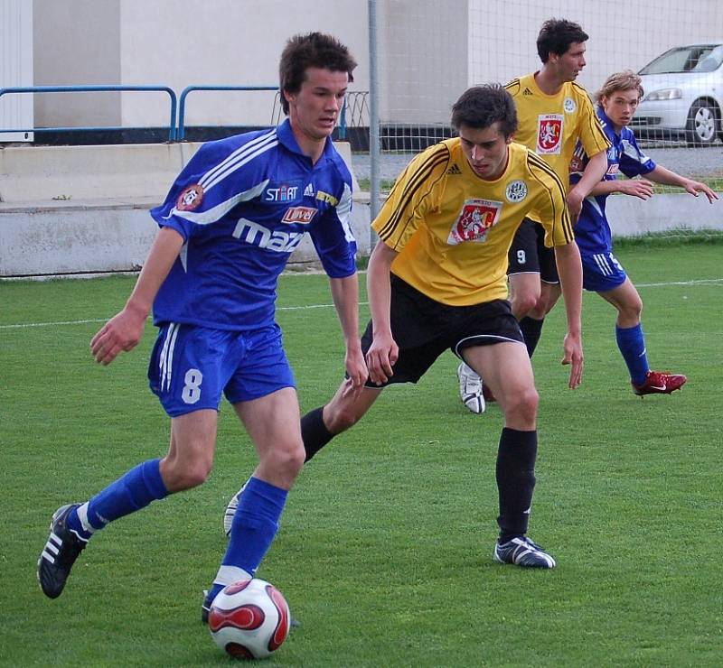 Záložník Sigmy Marek Šichor (s míčem) a Jiří Janoušek z FC Hradec Králové. 