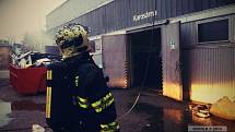 Hasiči zasahují u požáru v areálu autosalonu na třídě Kosmonautů v Olomouci