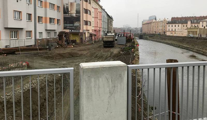 Na nábřeží je ještě hodně práce. Práce na novém mostu u Bristolu v Olomouci, 9. prosince 2019