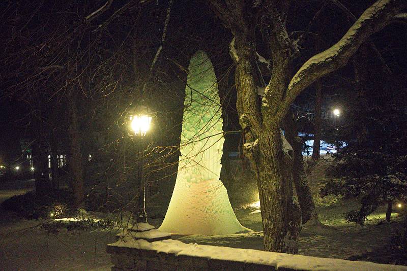 Každoroční zimní atrakcí lázeňské obce Karlova Studánka v Jeseníkách je několik metrů vysoká ledová homole uprostřed jezírka u obecního úřadu. Zamrzlý vodotrysk je za tmy efektně nasvícen.