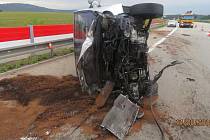 Po neznámém řidiči vozu bílé barvy, který 14. srpna vytlačil na dálnici D1 mezi Ostravou a Olomoucí Opel Vivaro, pátrají policisté Dálničního oddělení Kocourovec.