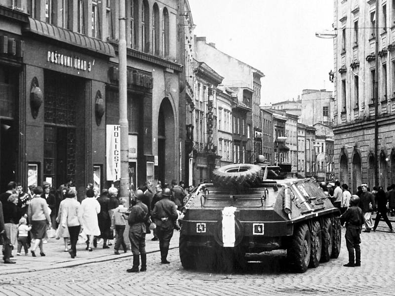 Srpen 1968. Sovětští vojáci před poštou na Horním náměstí v Olomouci