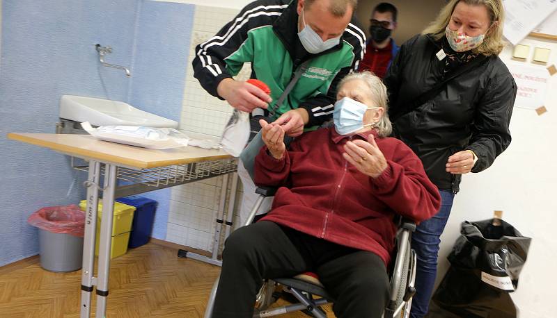 Krajské volby 2020, volební místnost na Slovanském gymnáziu v Olomouci, 2. října