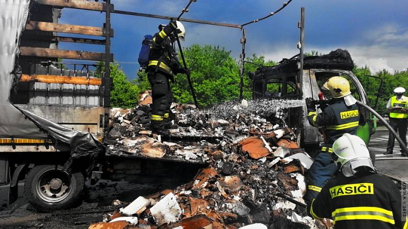 Hasiči zasahují u požáru avie na obchvatu Olomouce