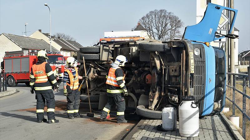 Nehoda nákladního auta v centru Senice na Hané, 24. 2. 2021