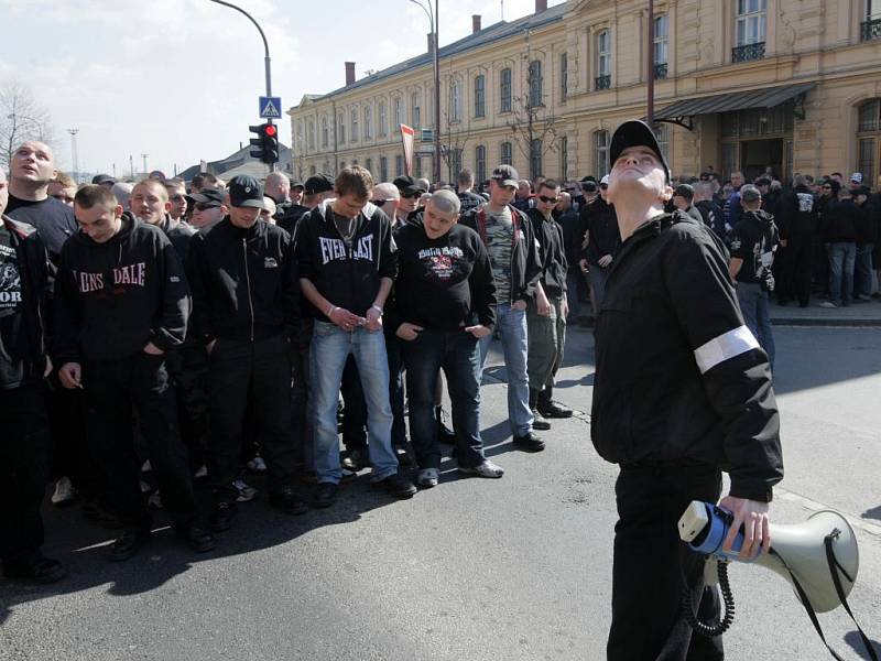 14:19 Radikálové před přerovským nádražím