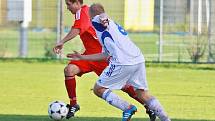 Fotbalisté FK Šternberk vs. FC Dolany - Tomáš Hlaváček (v červeném)