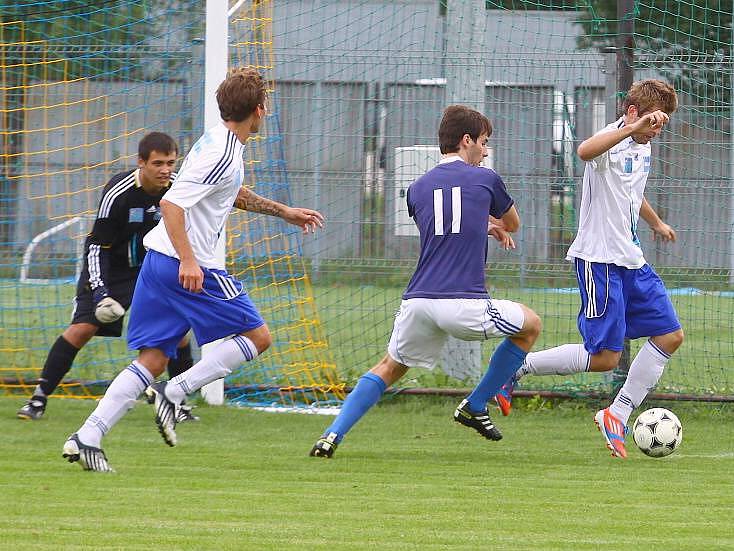 Fotbalisté Šternberka (v bílých trikách) proti Troubkám