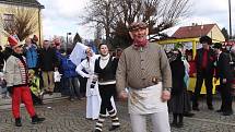 Soubor Haná v sobotu ve Velké Bystřici na Olomoucku uspořádal tradiční masopust se zabijačkou.