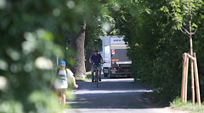 Uzavírka mostu u Bristolu a její důsledky - Místně znalí řidiči využívají možnosti objížďky Černou cestou. Směs aut, chodců, cyklistů vytváří dopravní "dostihy".