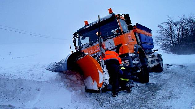 Sněžení způsobuje na Olomoucku problémy, hasiči musejí vyjíždět k desítkám nehod. Ve sněhových závějích končily i posypové vozy.