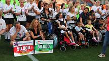 Charitativní utkání mezi týmem osobností Děti dětem a Realem Top Praha skončilo remízou 4:4. Především ale pěti nemocným dětem vyneslo přes 300 tisíc korun.