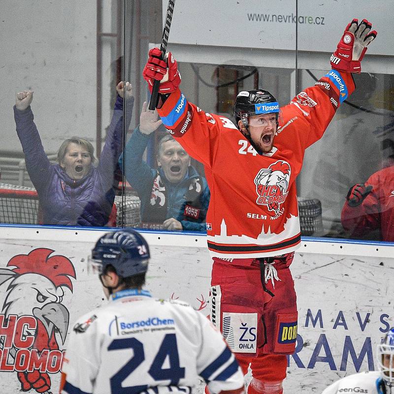 Předkolo play off hokejové extraligy - 4. zápas: HC Olomouc - HC Vítkovice Ridera, 15. března 2022 v Olomouci. Radost Vilém Burian z Olomouce.